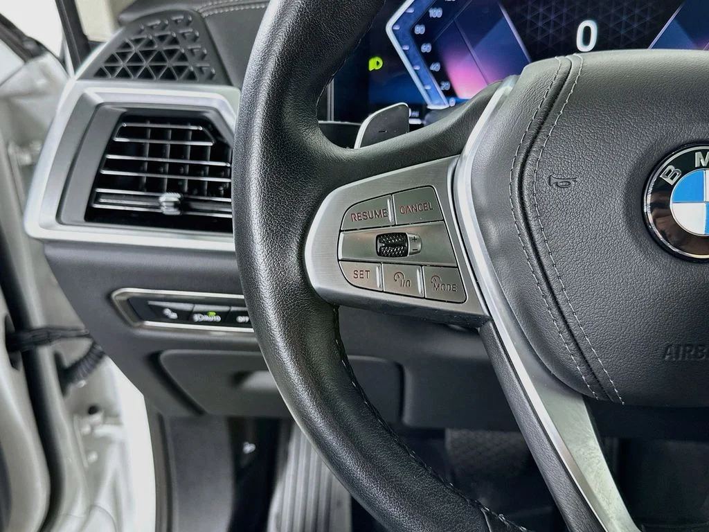 Used 2025 White Metallic BMW xDrive40i image 13
