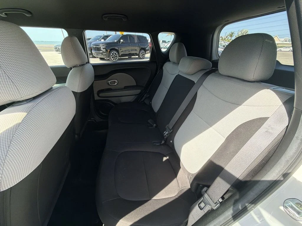 Used 2018 White Kia Base image 32