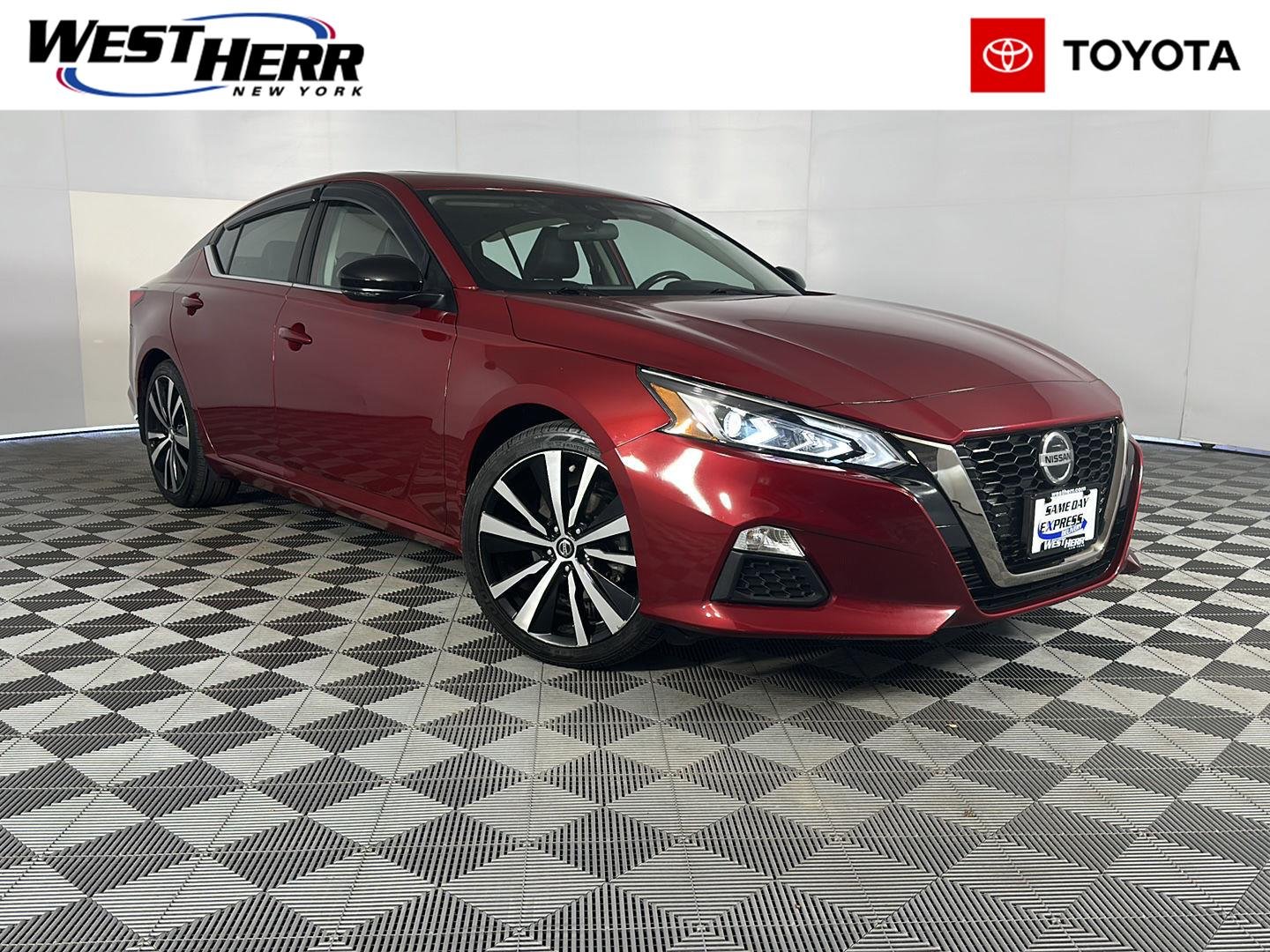 Used 2022 Scarlet Ember Tintcoat Nissan 2.0 SR image 1