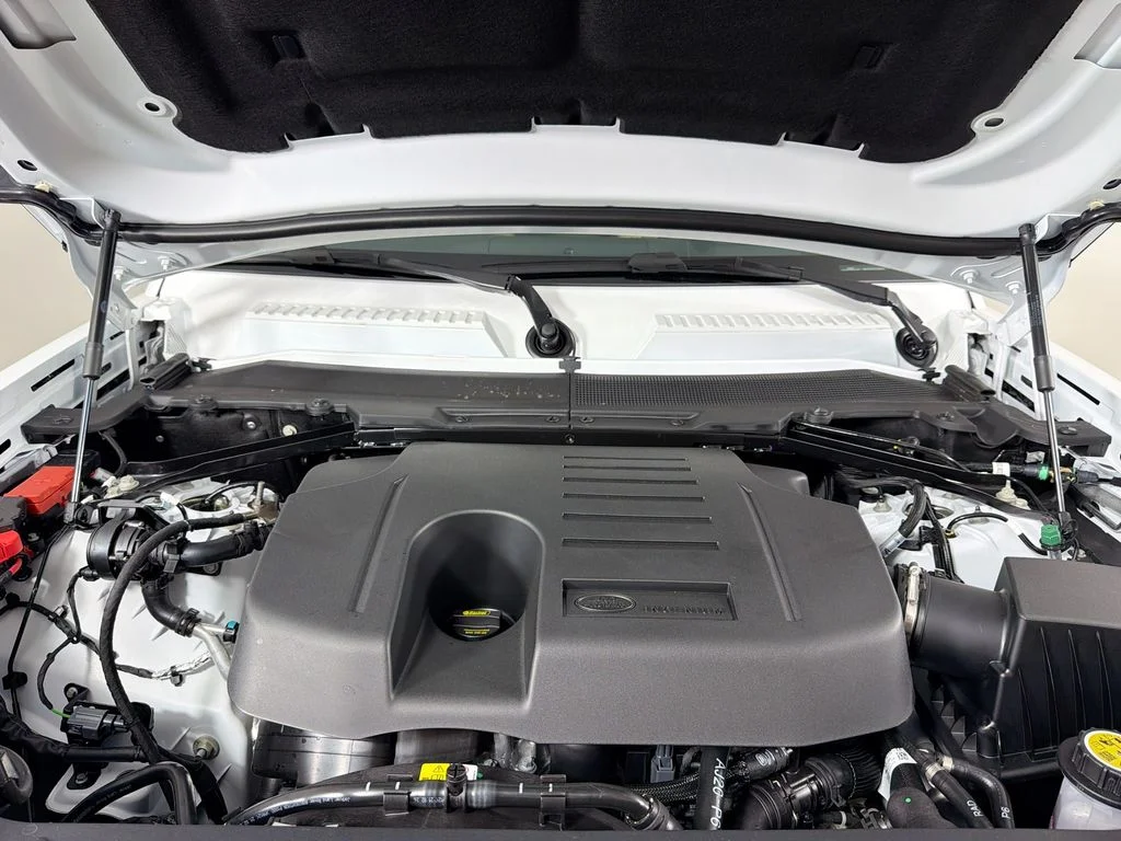 New 2026 Fuji White Land Rover X-Dynamic SE image 32