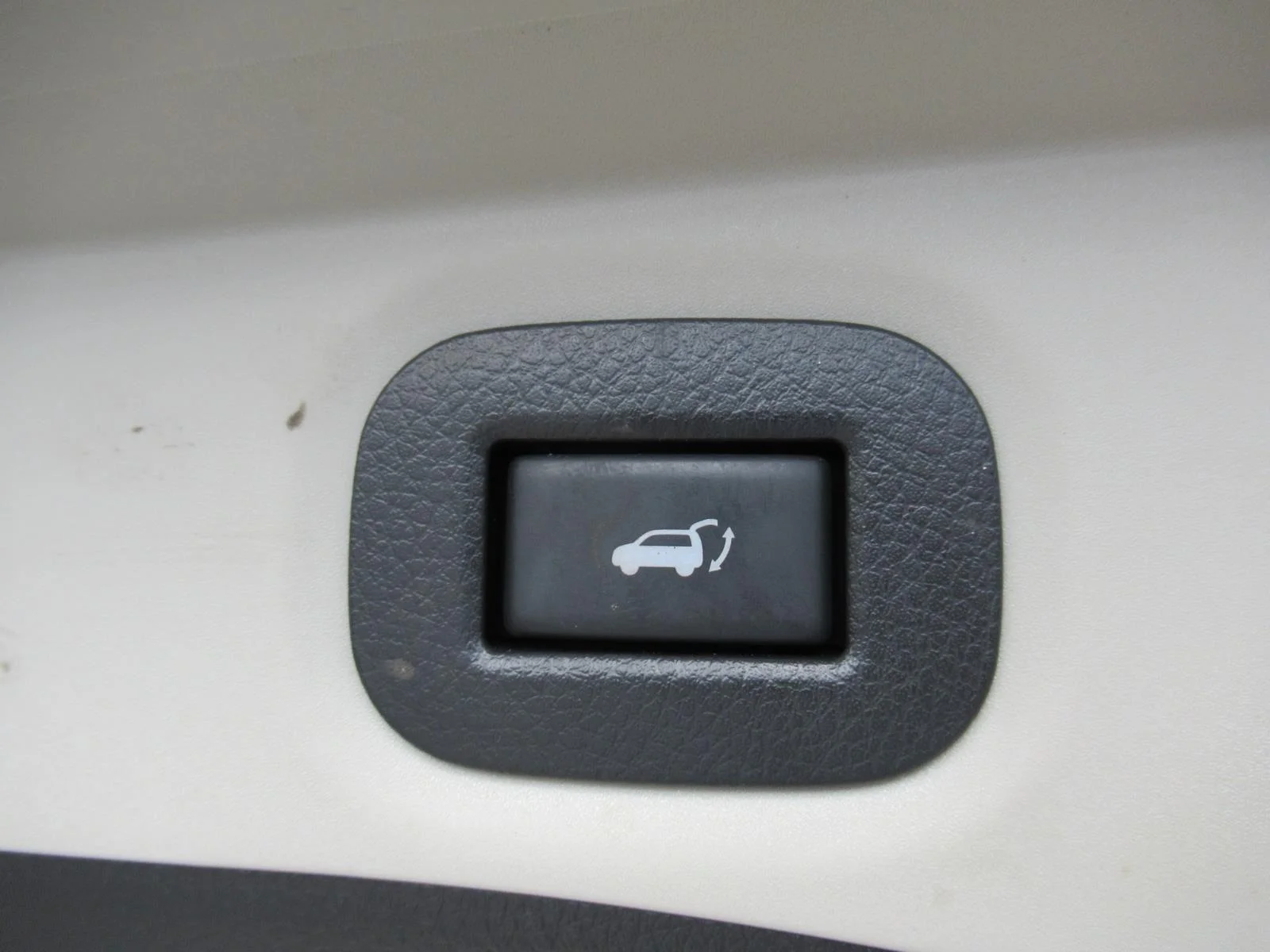Used 2018 White Nissan SL image 36
