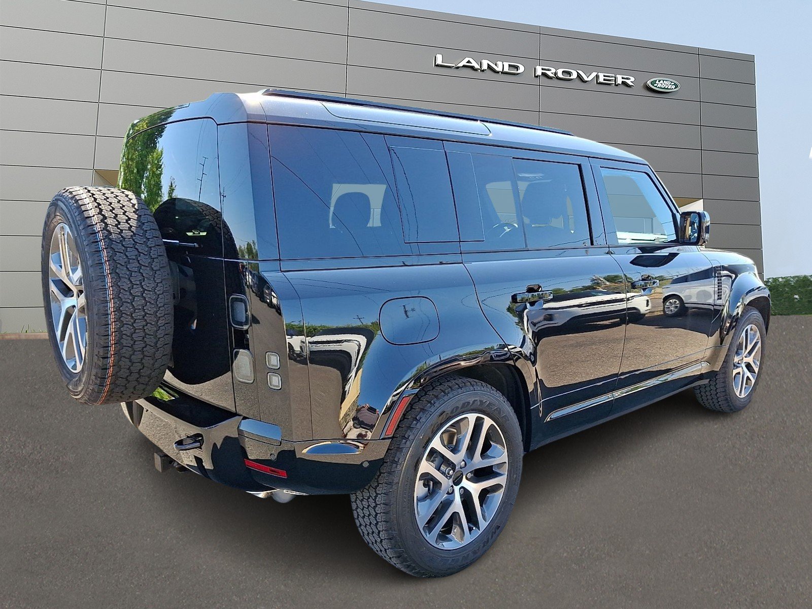 New 2026 Santorini Black Land Rover P400 X-Dynamic SE image 2