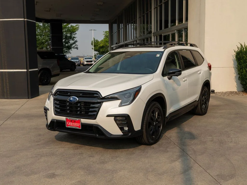 Used 2023 White Subaru Onyx Edition image 3