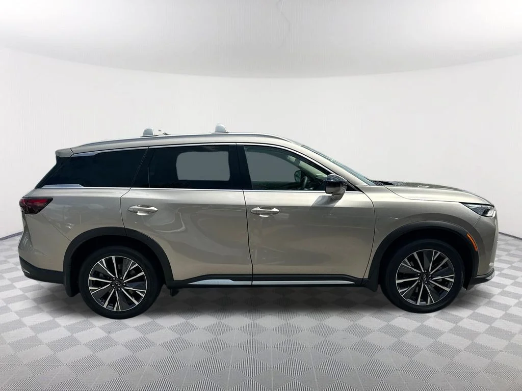 Used 2026 Silver INFINITI LUXE image 4