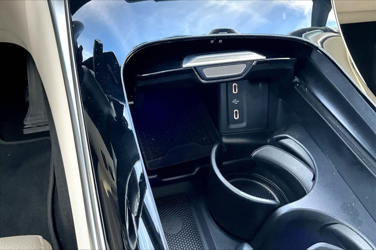 Used 2025 Polar White Mercedes-Benz GLC 300 image 35