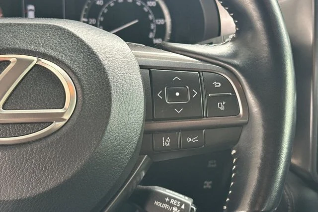 Used 2022  Lexus 460 image 30