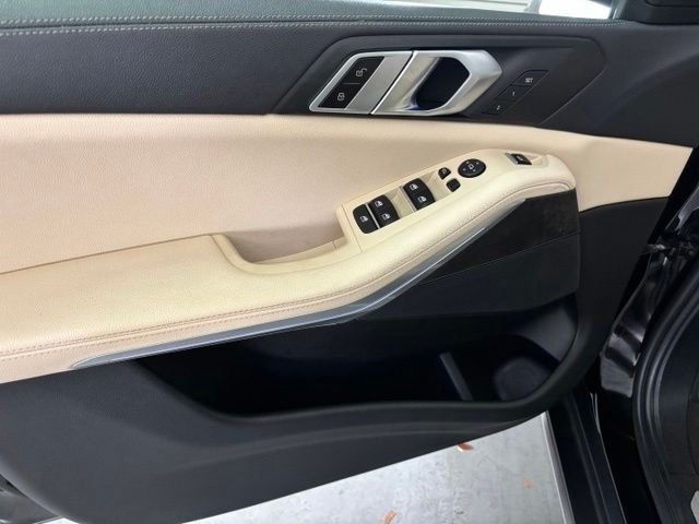 Used 2022 Black BMW sDrive40i image 11