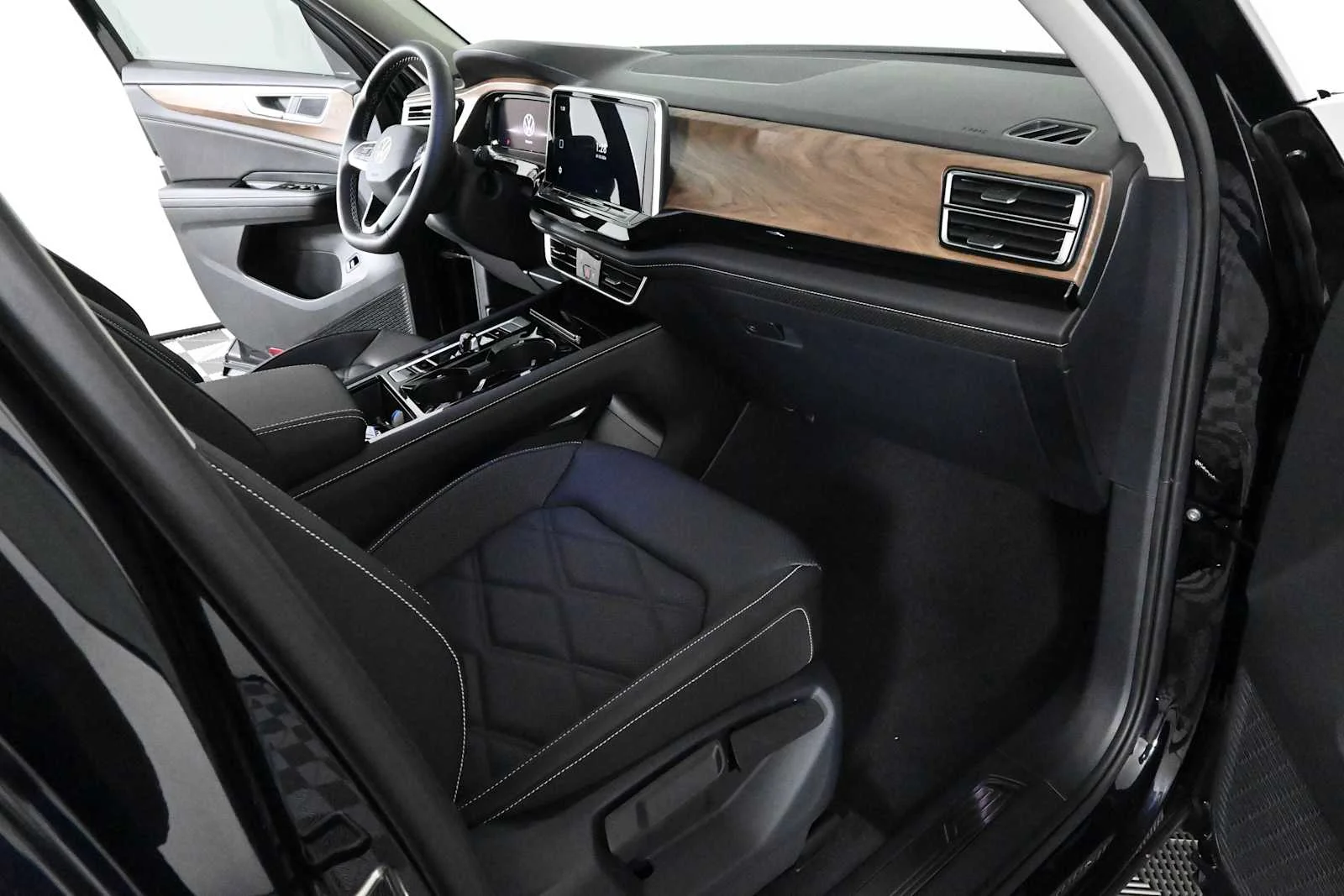 New 2026 Deep Black Pearl Volkswagen 2.0T SE w/Technology image 11