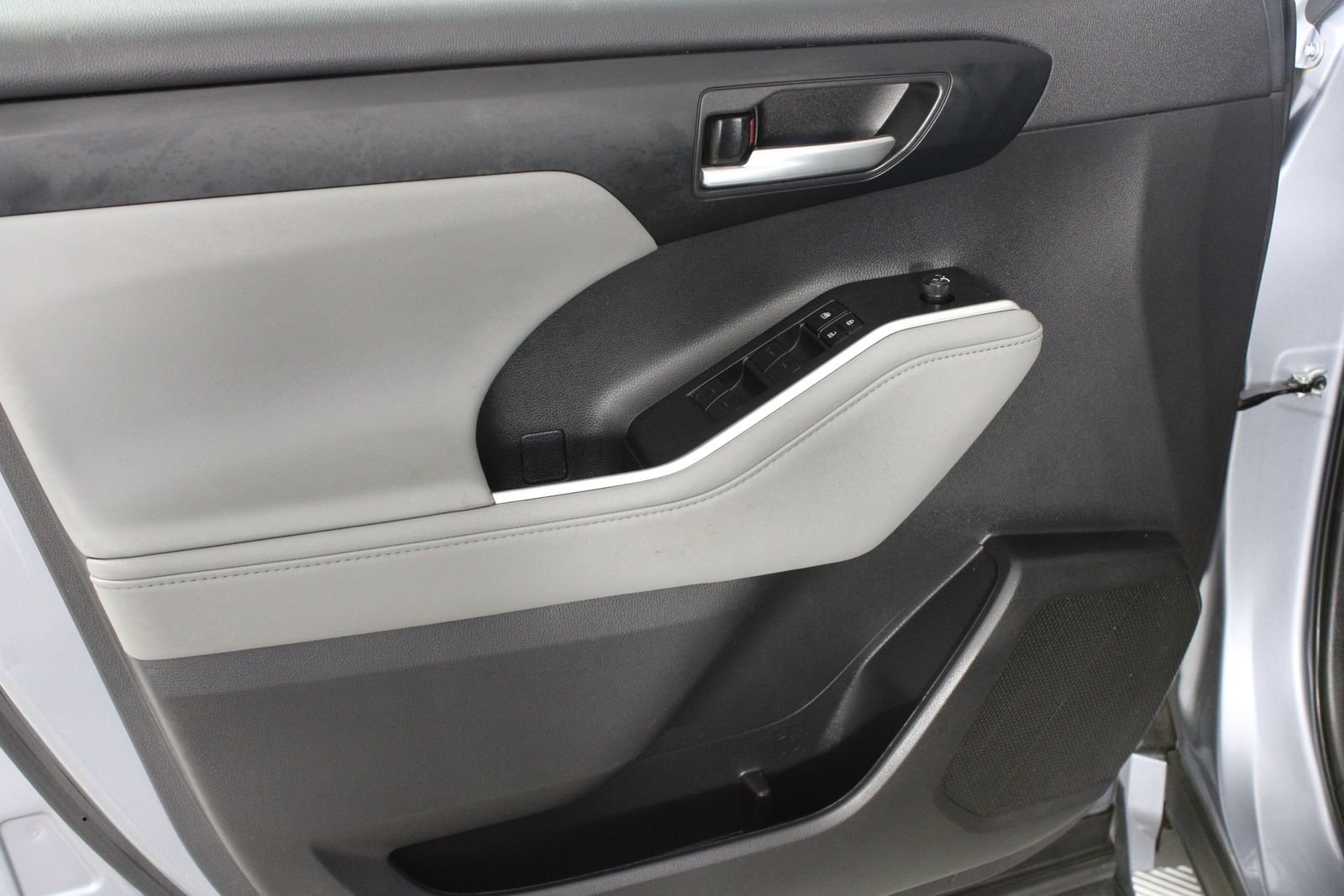 Used 2023  Toyota XLE image 8