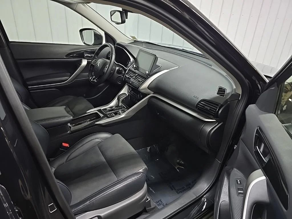 Used 2025 Black Mitsubishi SE image 18