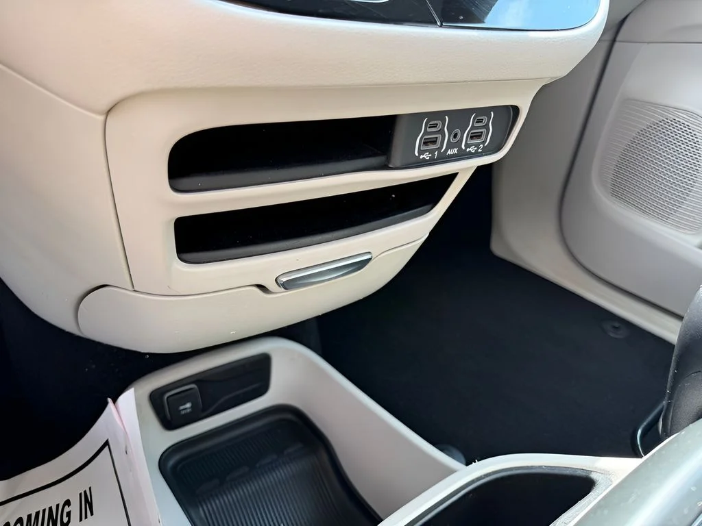 Used 2023 Brilliant Black Crystal Pearlcoat Chrysler Touring L image 30
