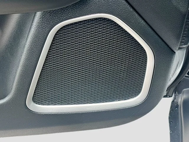 Used 2021 Silver Jeep Latitude image 17