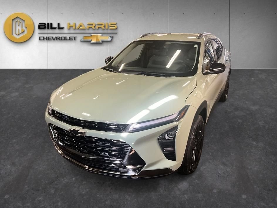 Used 2025 Green Chevrolet ACTIV image 1