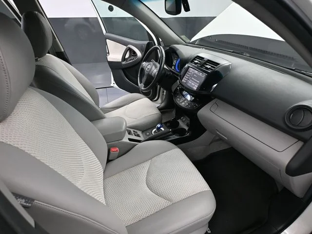 2012 Toyota RAV4 EV - Photo 42
