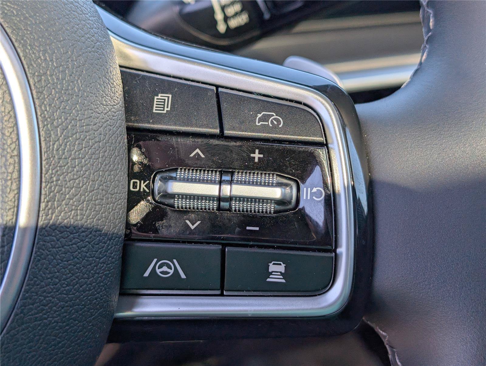 Used 2025 Glacial White Pearl Kia X-Line SX Prestige image 20