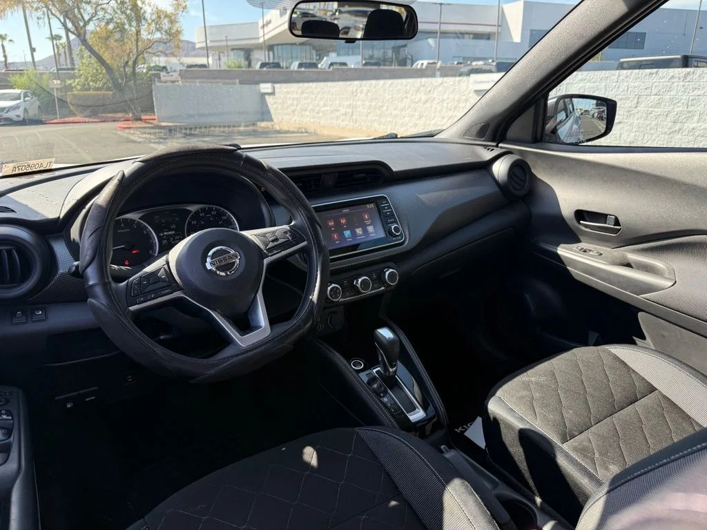Used 2018 White Nissan S image 22