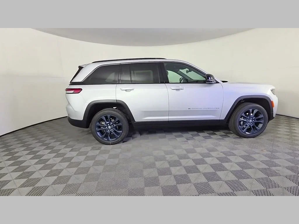 New 2026 Silver Zynith Exterior Paint Jeep 85th Anniversary Edition image 24