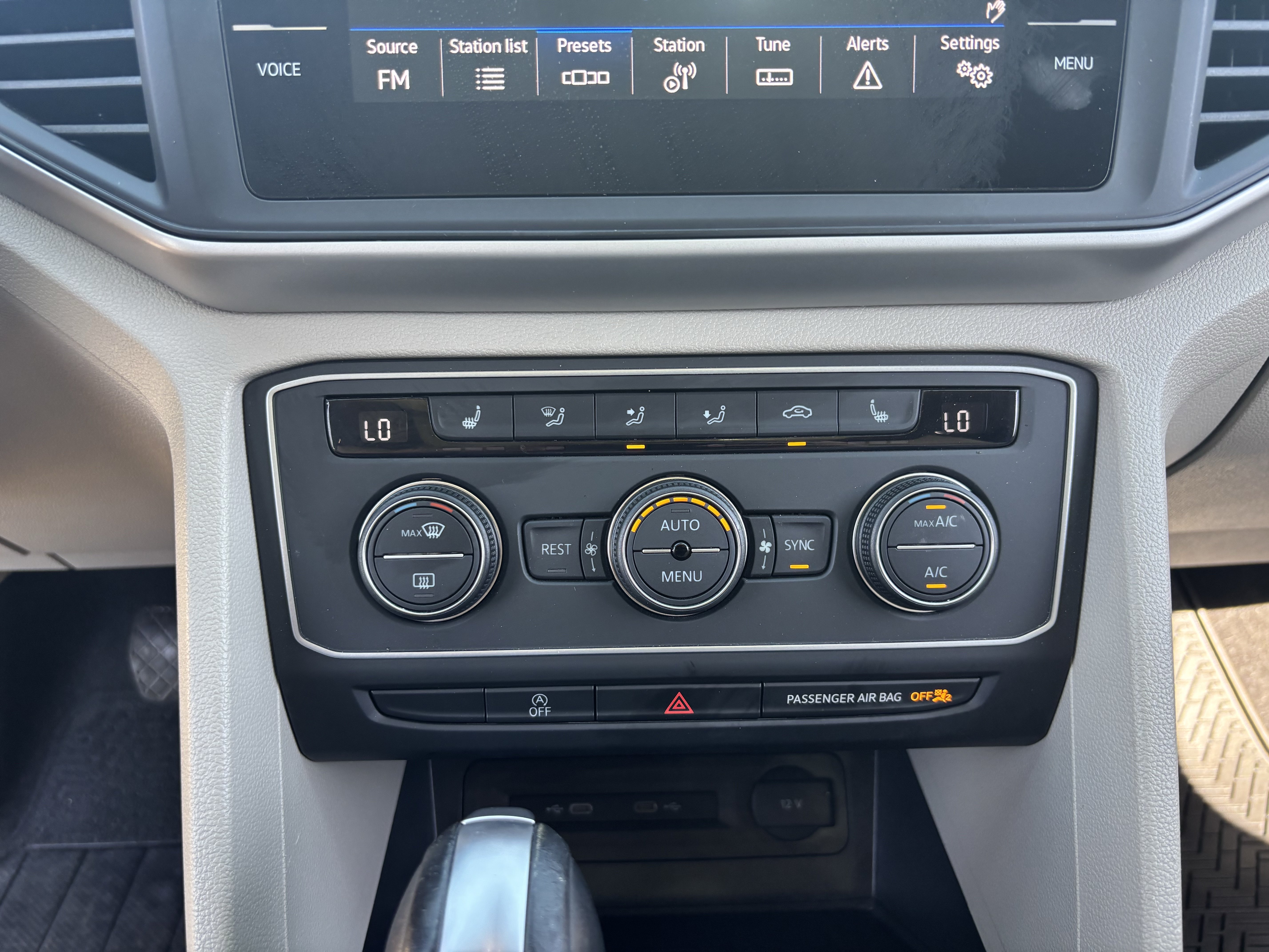 Used 2021 Blue Metallic Volkswagen 3.6L V6 SE w/Technology image 22