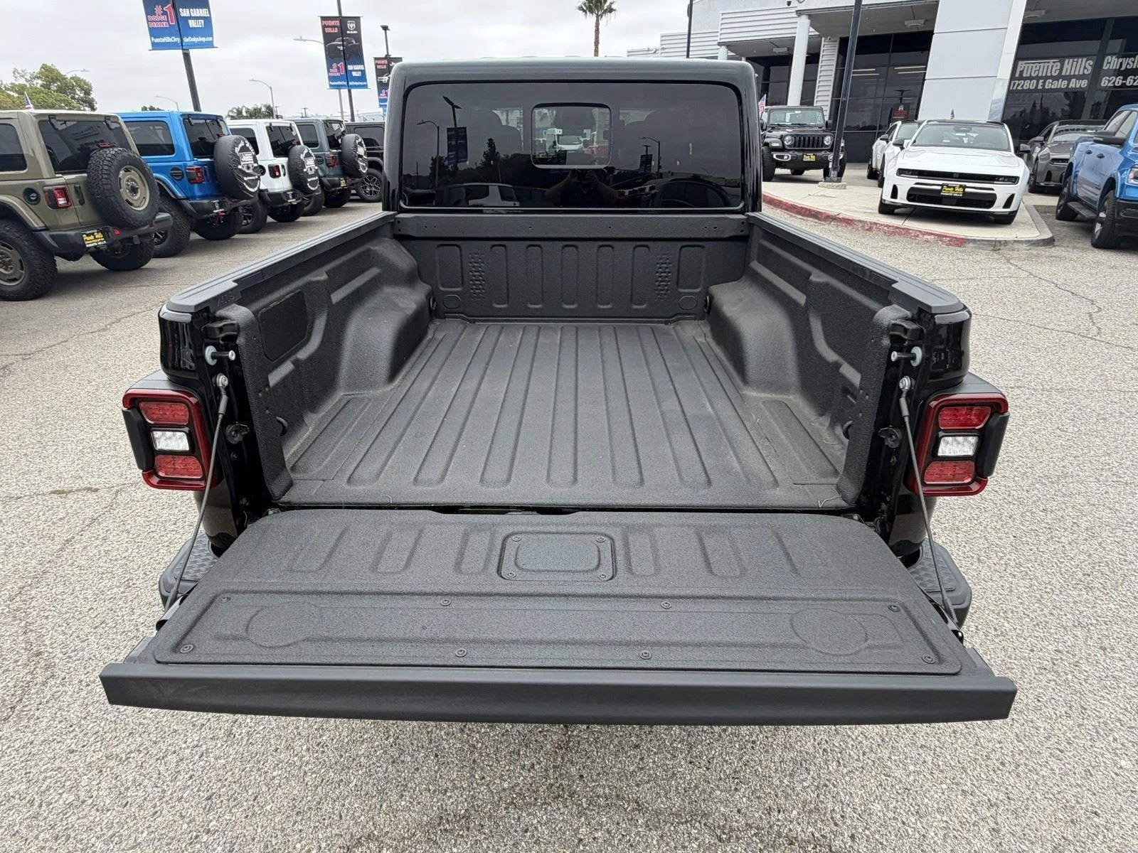 New 2026 Black Clear-Coat Exterior Paint Jeep Mojave image 12