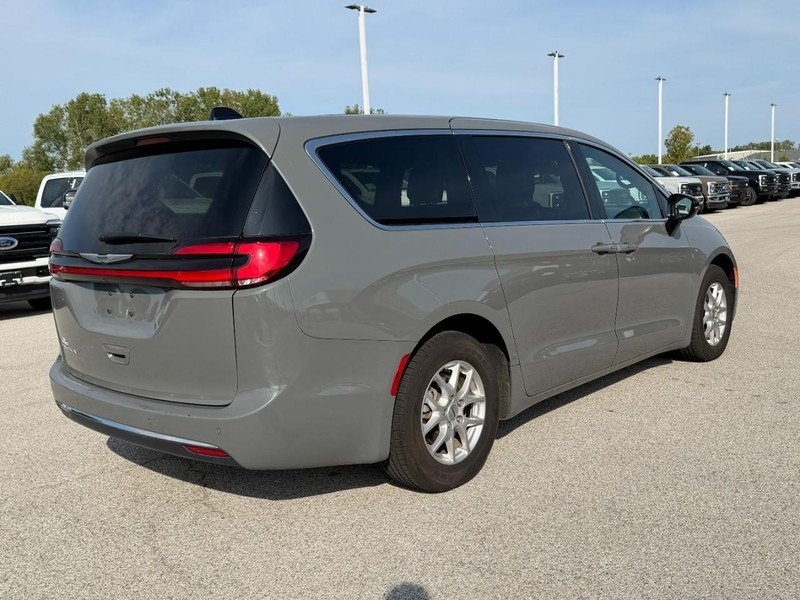 Used 2025 Ceramic Gray Clearcoat Chrysler Select FWD image 7