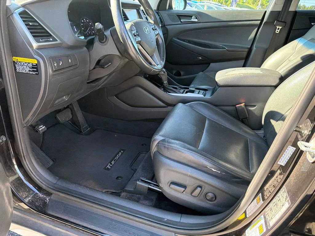 Used 2017 Black Hyundai SE Plus image 9