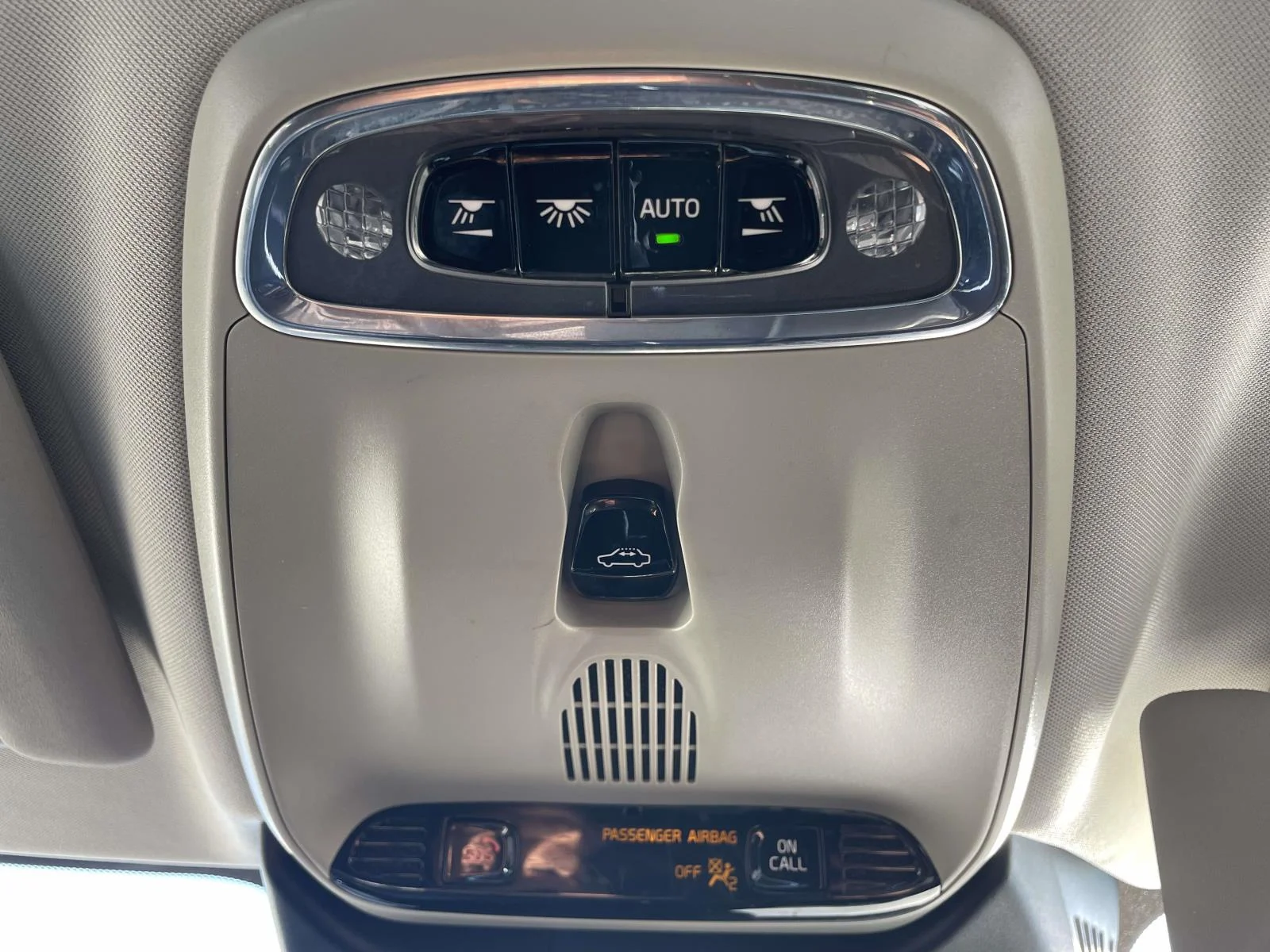 Used 2020 Black Stone Volvo Momentum image 21