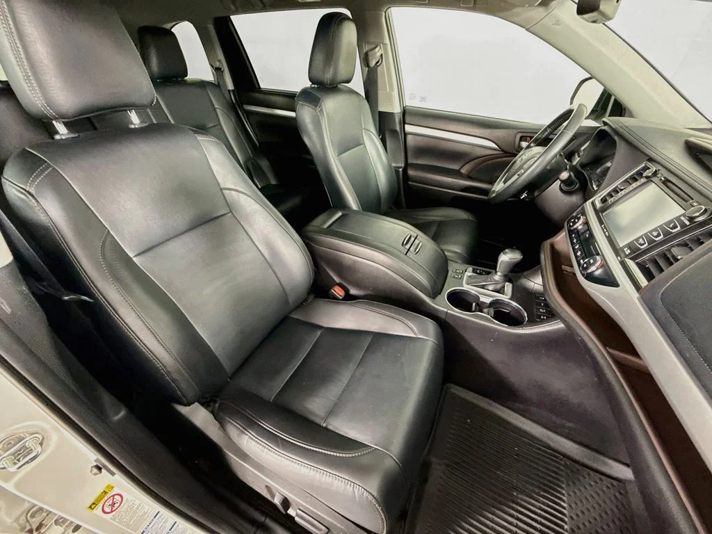 Used 2019 Blizzard Pearl Toyota XLE image 31