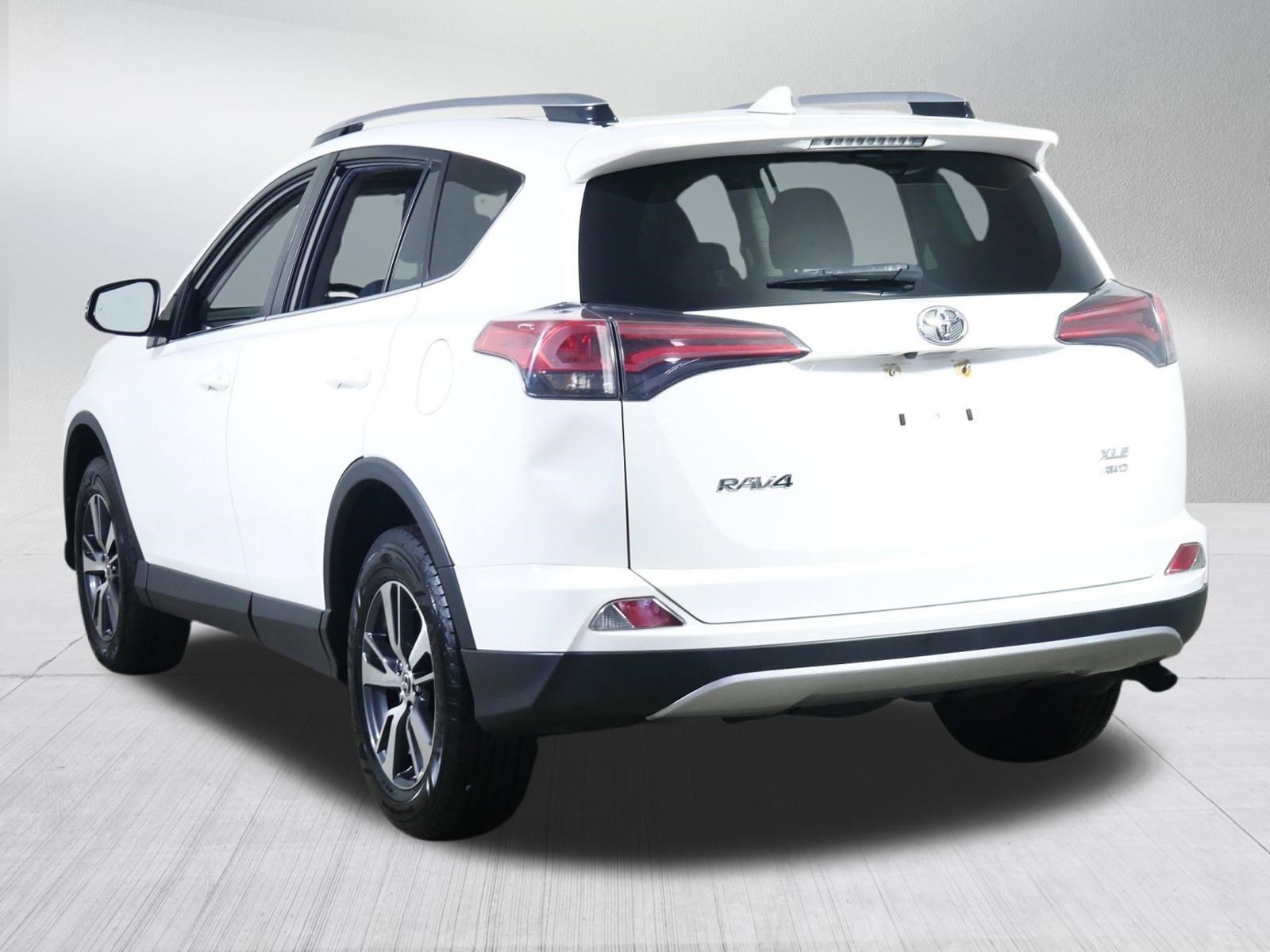 Used 2018 Super White Toyota XLE image 5