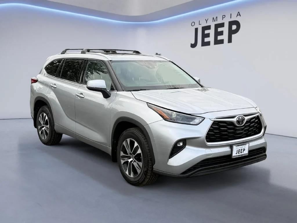 Used 2022 Silver Toyota XLE image 8