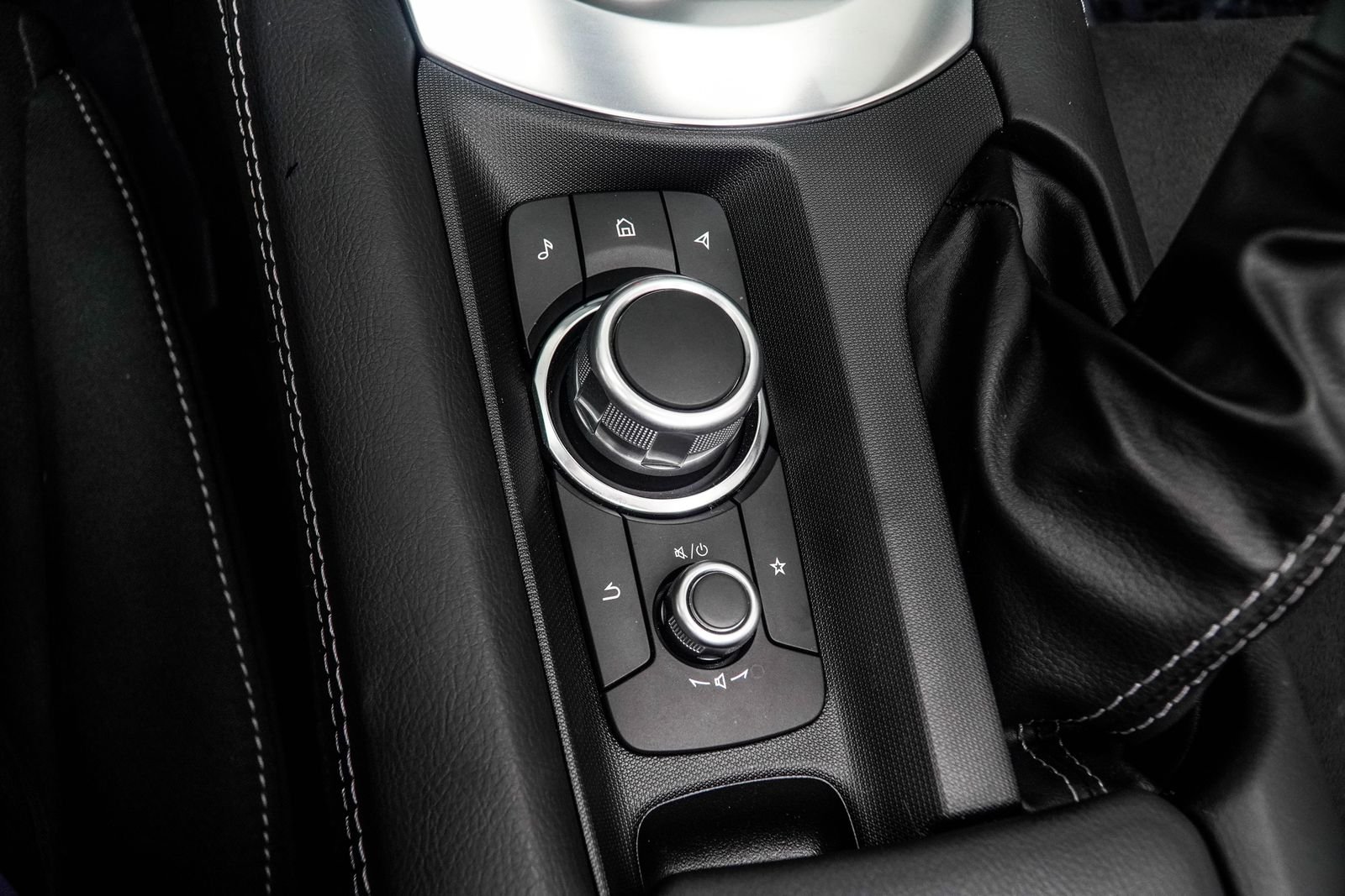 Used 2025 White Mazda Club image 23