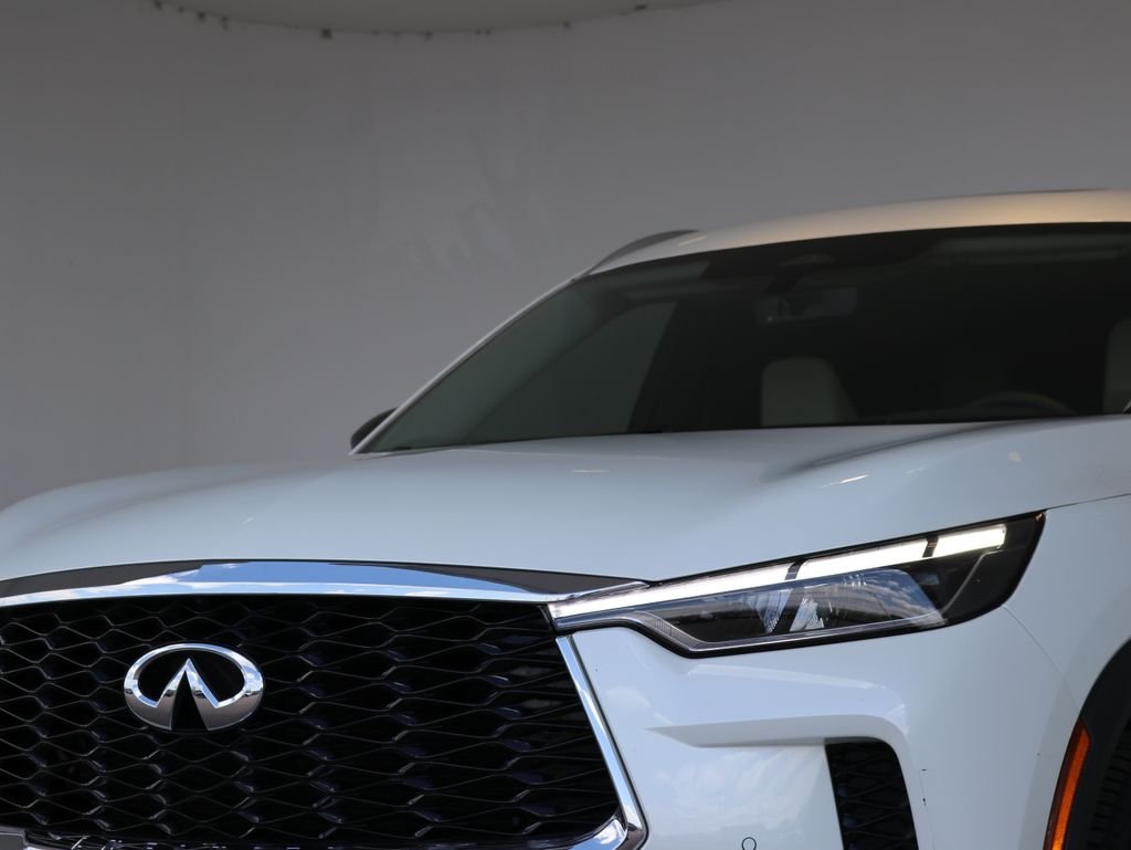 Used 2023 White INFINITI LUXE image 42