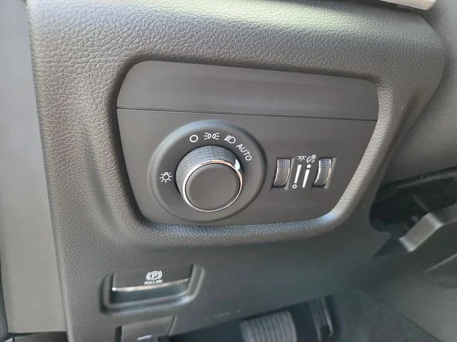 New 2026 Bright White Clear-Coat Exterior Paint Jeep Altitude image 21