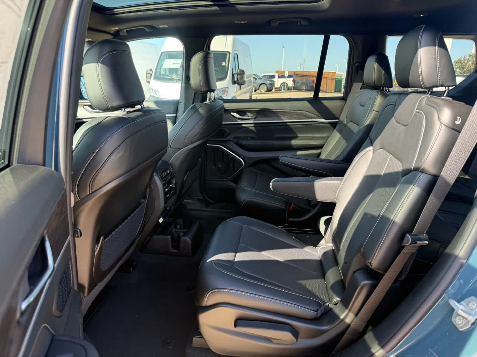 New 2026 Steel Blue Exterior Paint Jeep Limited Reserve image 11
