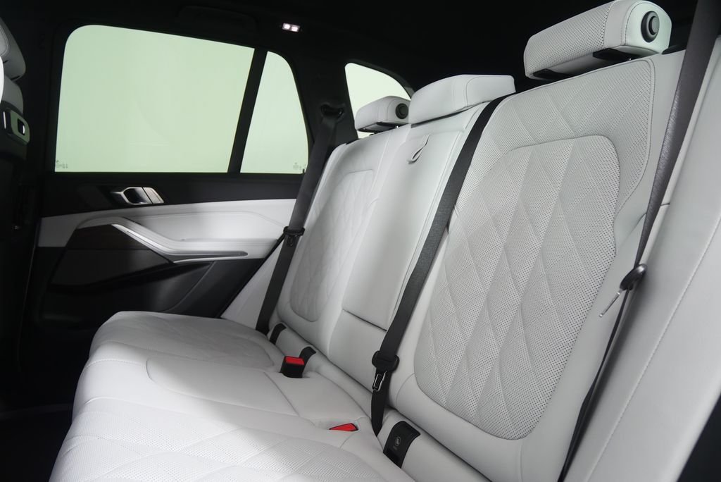 New 2026 Alpine White BMW sDrive40i image 15