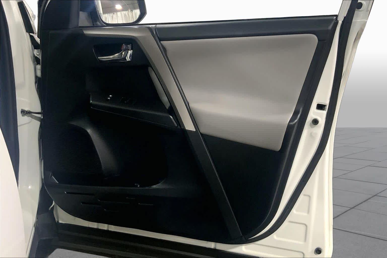Used 2018 Super White Toyota XLE image 23