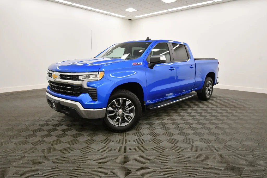 Used 2025 Chevrolet Silverado 1500 LT with VIN 1GCUKDED2SZ320689 for sale in Rochester, Minnesota