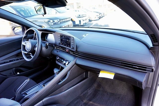 Used 2025 White Hyundai SEL Sport image 9