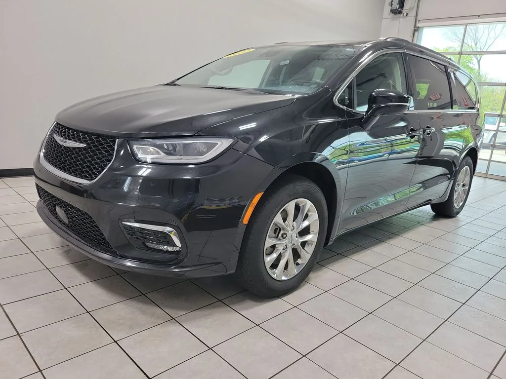 Used 2022 Black Chrysler Touring L image 7