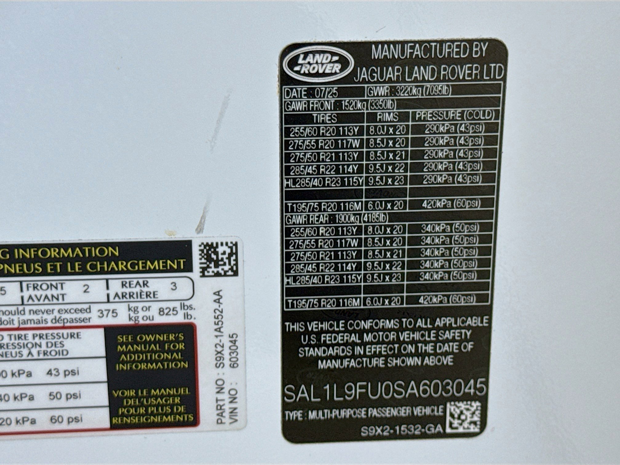 Used 2025 White Land Rover Dynamic SE image 34