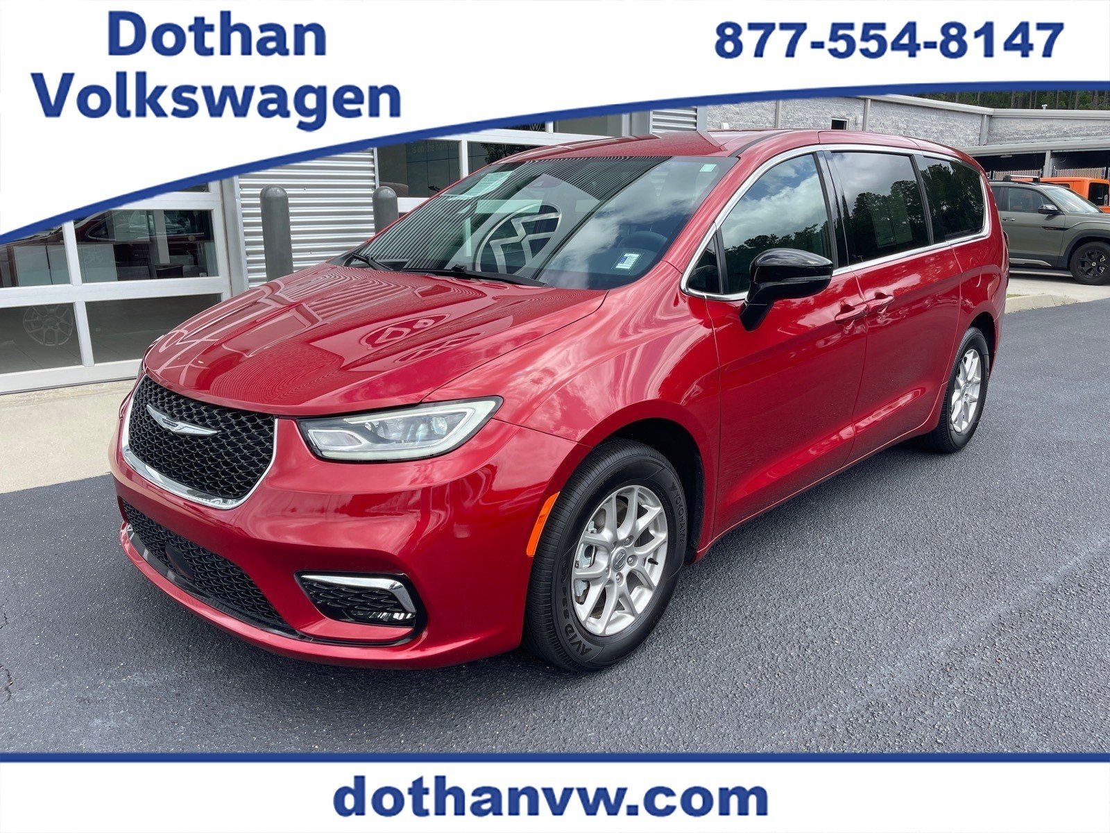 Used 2025 Red Hot Pearl Coat Chrysler Select image 1