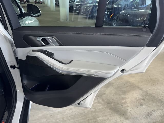 Used 2023 White Metallic BMW sDrive40i image 17