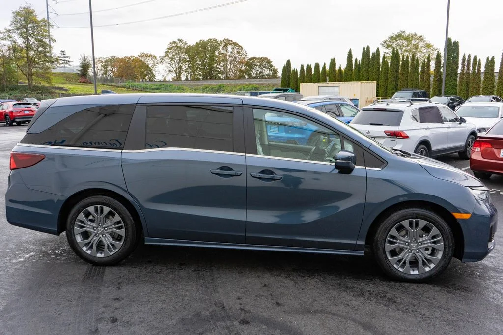 New 2026 Smoke Blue Pearl Honda Touring image 5