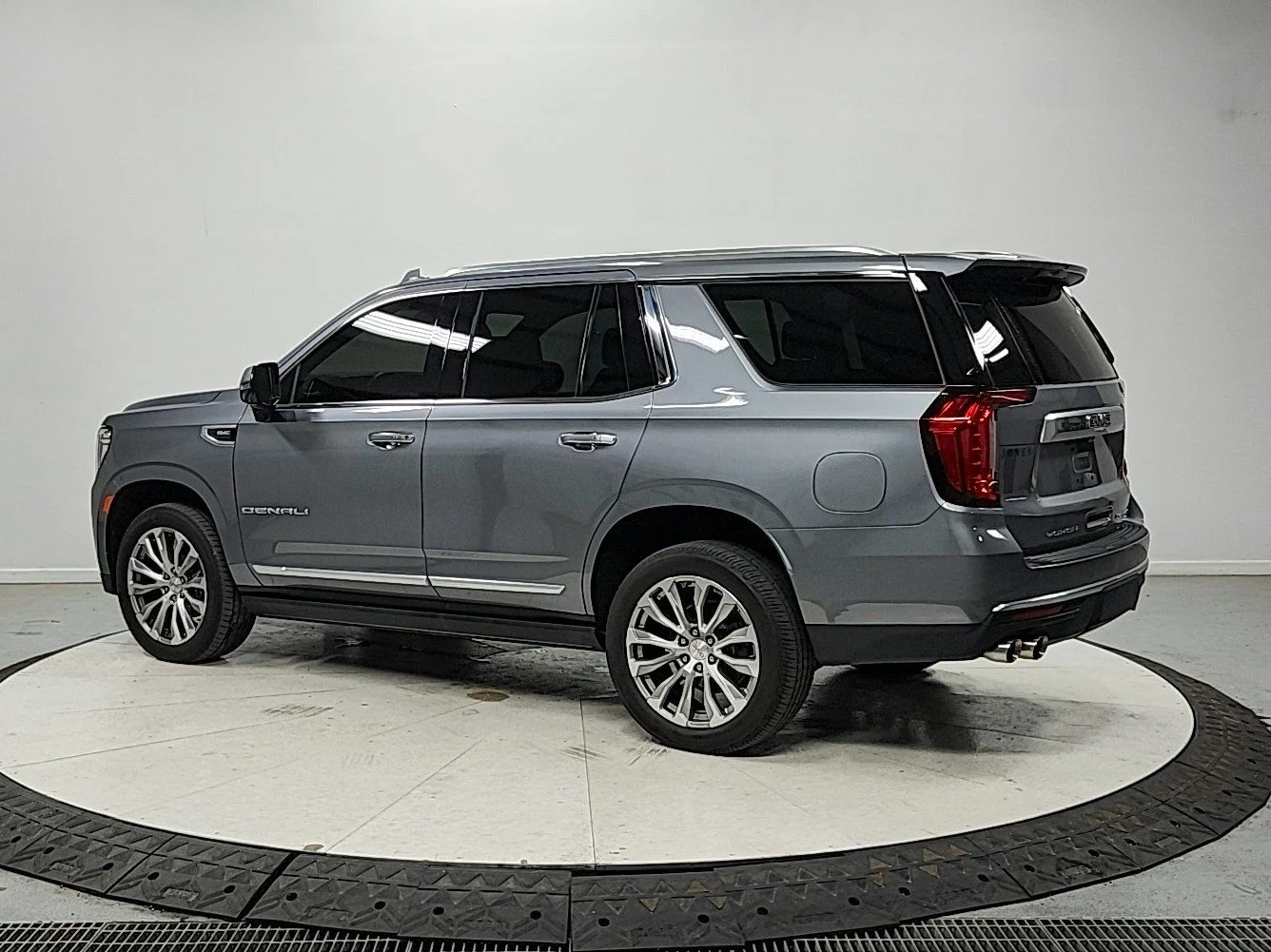 Used 2021 Gray GMC Denali image 5