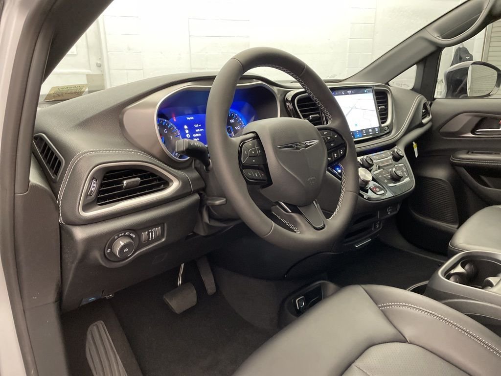 2026 Chrysler Pacifica Select - Photo 15