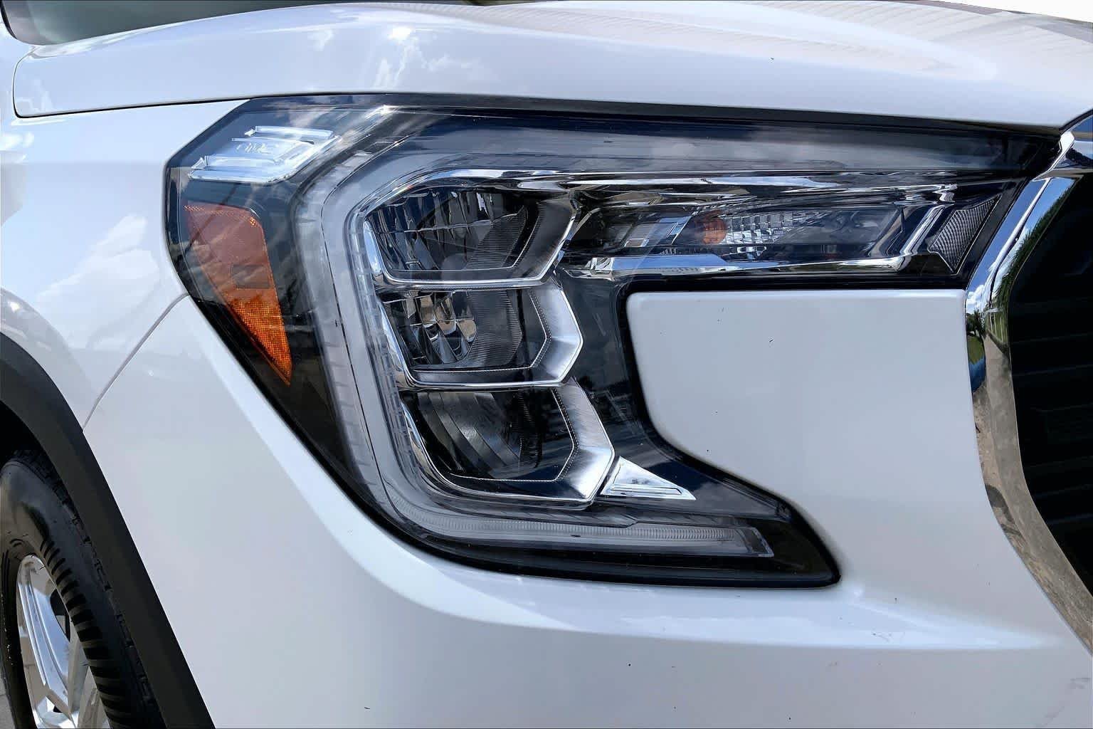Used 2024 Summit White GMC SLE image 26