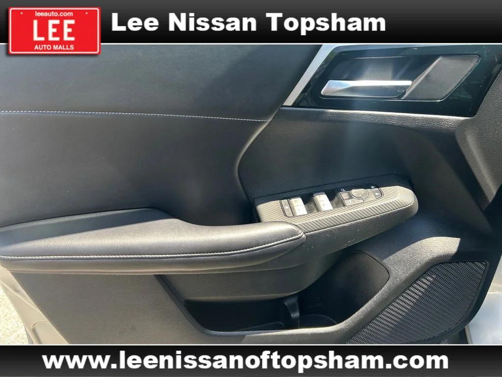 Used 2022 Silver Mitsubishi SE image 22