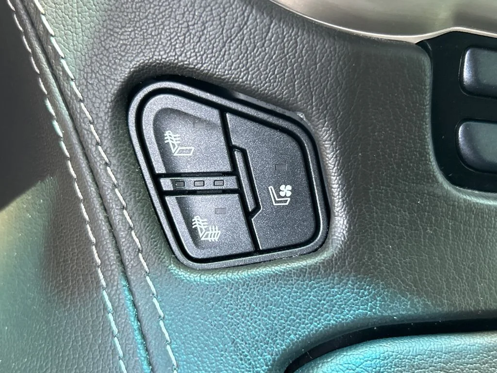 Used 2019 Gray GMC Denali image 33