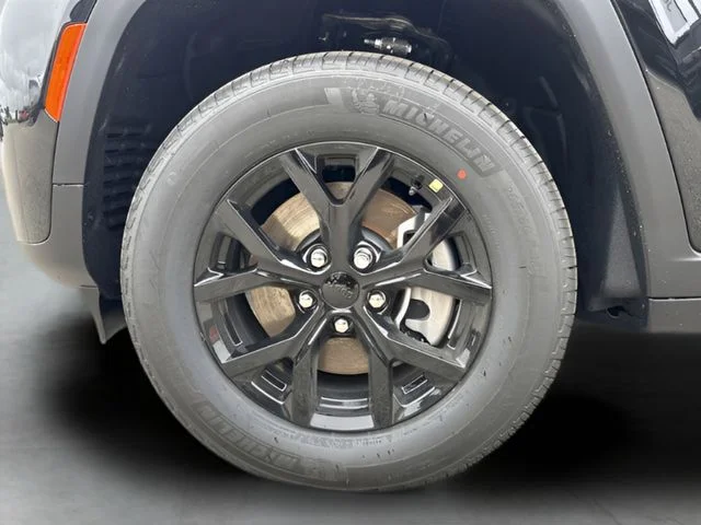 New 2026 Diamond Black Crystal Pearl-Coat Exterior Paint Jeep Altitude image 25
