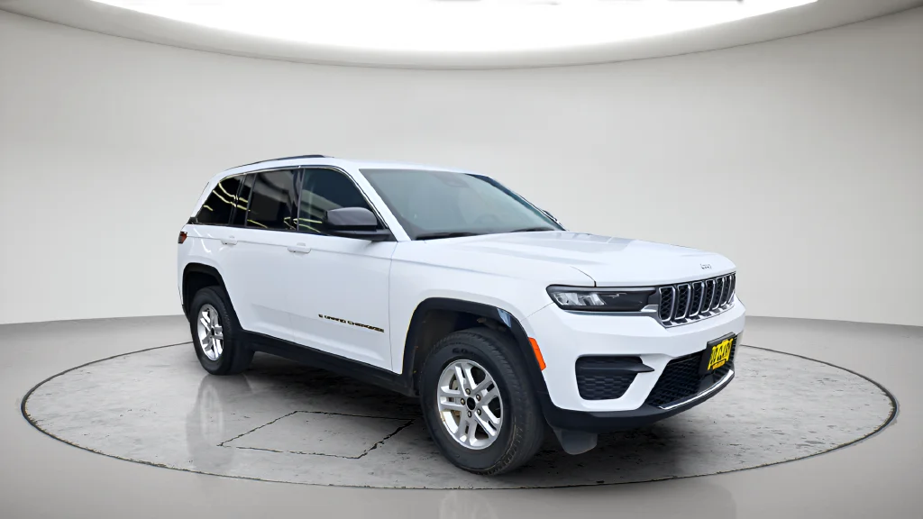 Used 2023 White Jeep Laredo image 3