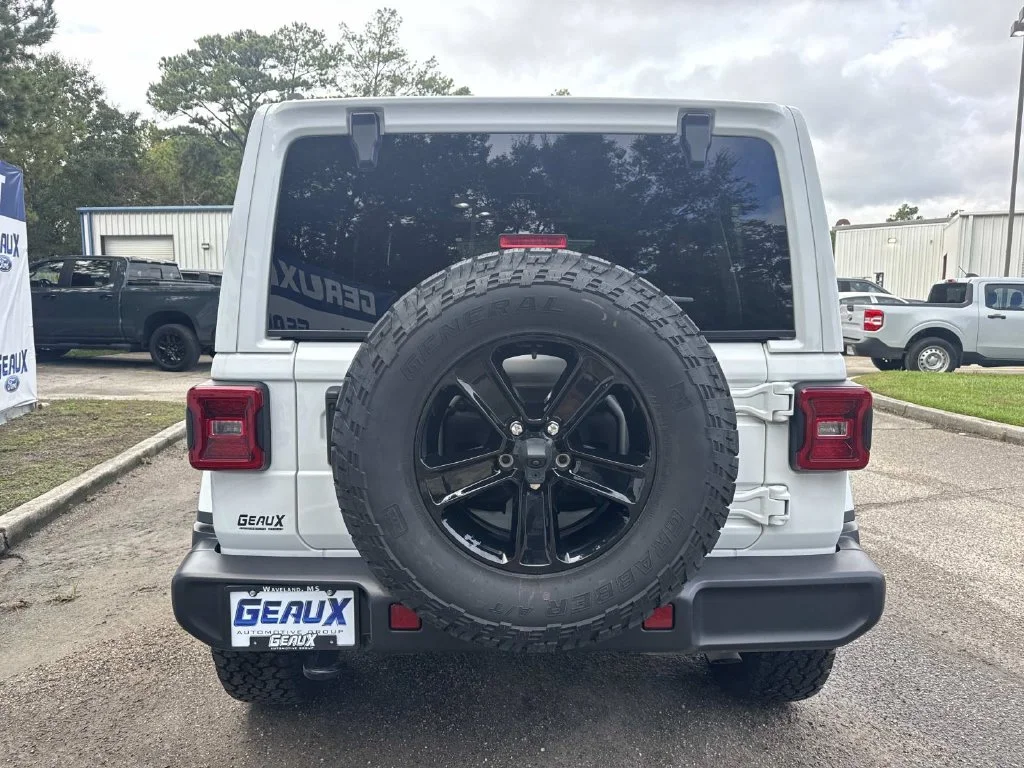 Used 2023 White Jeep Altitude image 13
